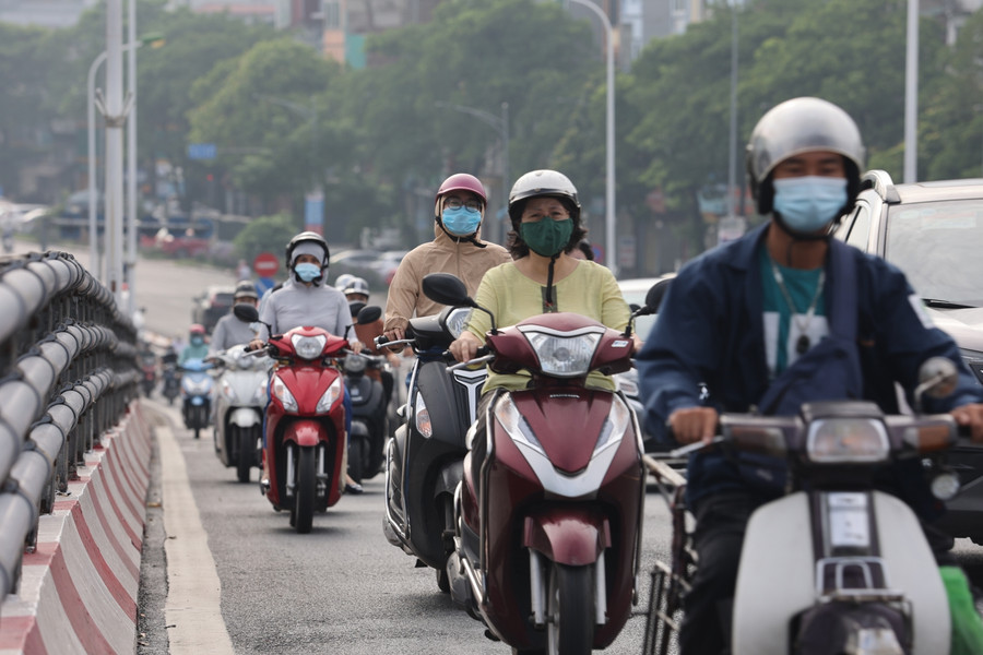 Các phương tiện di chuyển qua các tuyến đường đông đúc khác hẳn với cảnh vắng lặng những ngày đầu tiên áp dụng Chỉ thị 16.