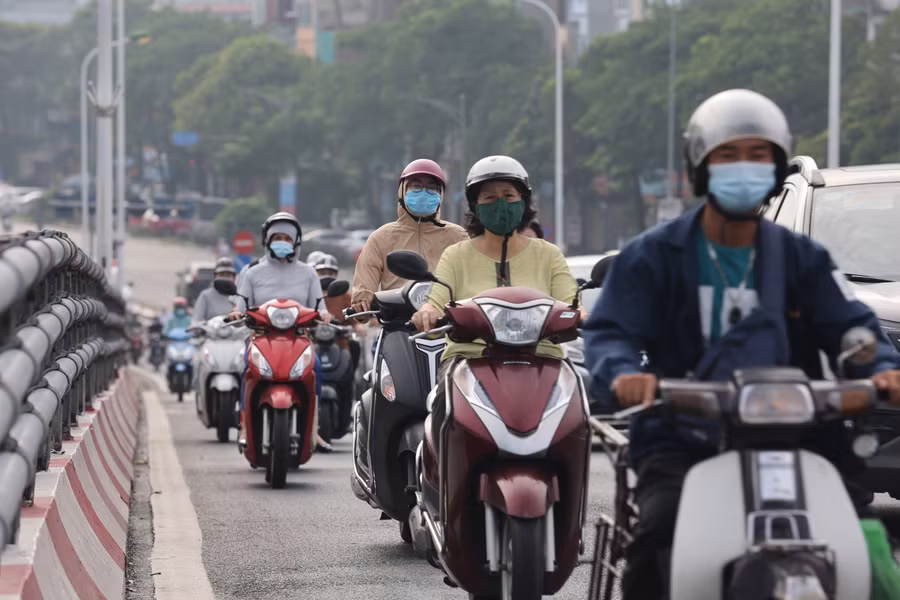 Các phương tiện di chuyển qua các tuyến đường đông đúc khác hẳn với cảnh vắng lặng những ngày đầu tiên áp dụng Chỉ thị 16.