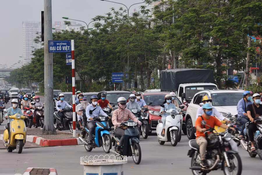 Nhiều tuyến phố tại Hà Nội đông đúc trở lại mặc dù vẫn đang trong thời gian giãn cách xã hội theo Chỉ thị 16.