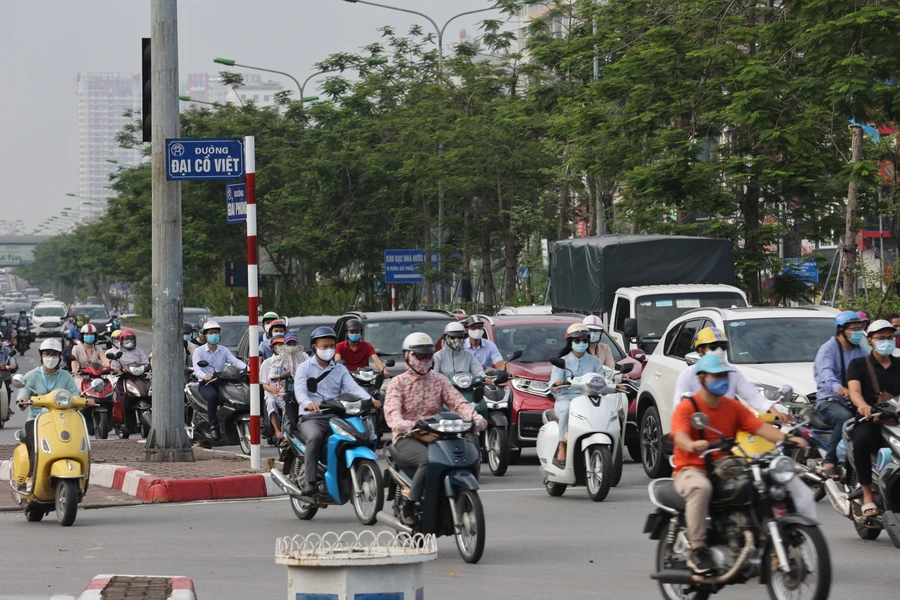 Nhiều tuyến phố tại Hà Nội đông đúc trở lại mặc dù vẫn đang trong thời gian giãn cách xã hội theo Chỉ thị 16.