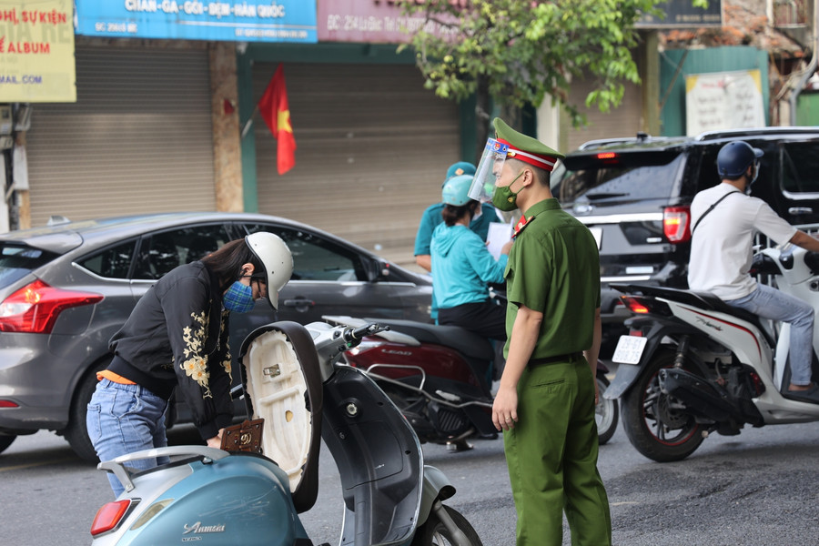 Theo văn bản sáng 10/8, Hà Nội dừng việc kiểm tra giấy đi đường có xác nhận của UBND phường xã và lịch làm việc của nhân dân.