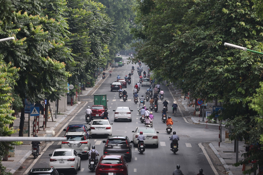 Hầu hết, người tham gia giao thông xuất trình được giấy đi đường theo quy định, việc kiểm tra tại các chốt kiểm soát diễn ra nhanh chóng và không còn bị ùn ứ.