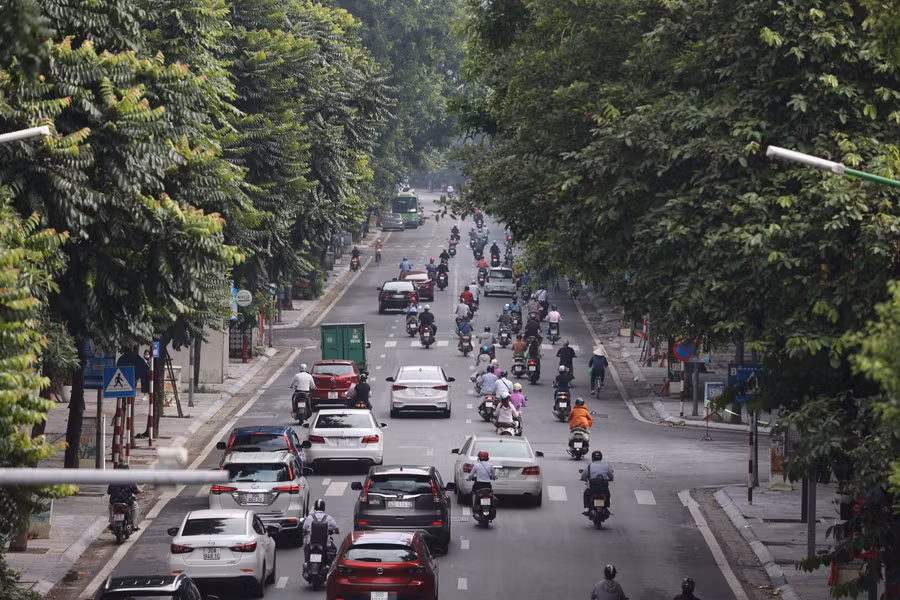 Hầu hết, người tham gia giao thông xuất trình được giấy đi đường theo quy định, việc kiểm tra tại các chốt kiểm soát diễn ra nhanh chóng và không còn bị ùn ứ.