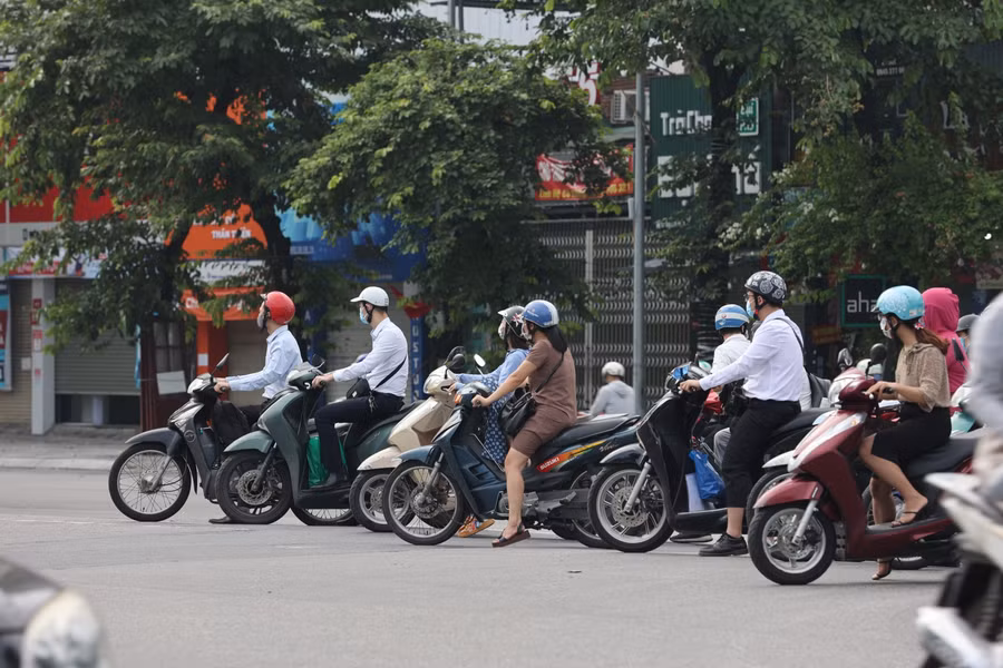 Đường phố Hà Nội bất ngờ đông đúc trở lại trong thời gian giãn cách ảnh 5