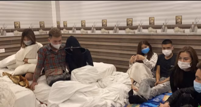 Nhóm nam nữ thanh niên có hành vi tụ tập sử dụng ma tuý trong khách sạn.