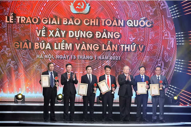 Thường trực Ban Bí thư Trần Quốc Vượng và Trưởng Ban Tuyên giáo Trung ương Võ Văn Thưởng trao Giải A cho các tác giả đoạt Giải Búa liềm vàng lần thứ V.