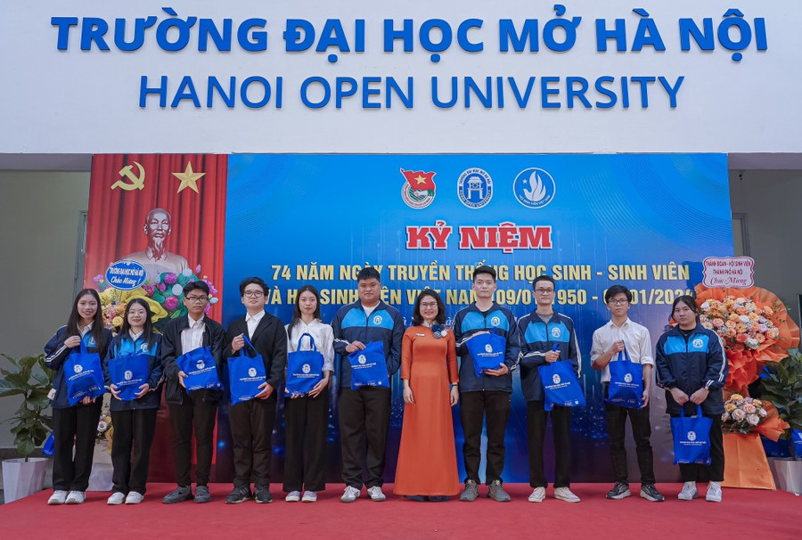 Sinh viên có hoàn cảnh khó khăn được trao quà Tết.