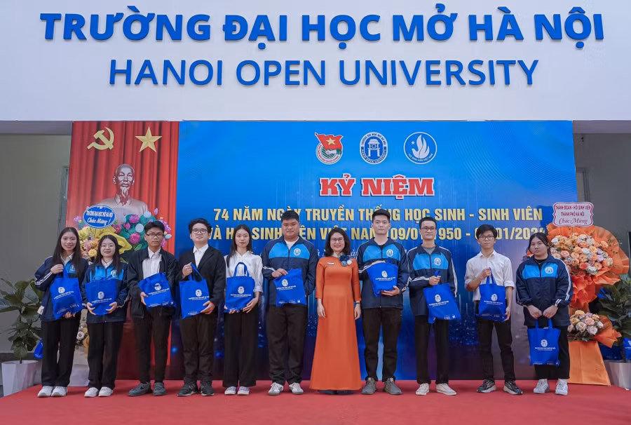 Sinh viên có hoàn cảnh khó khăn được trao quà Tết.