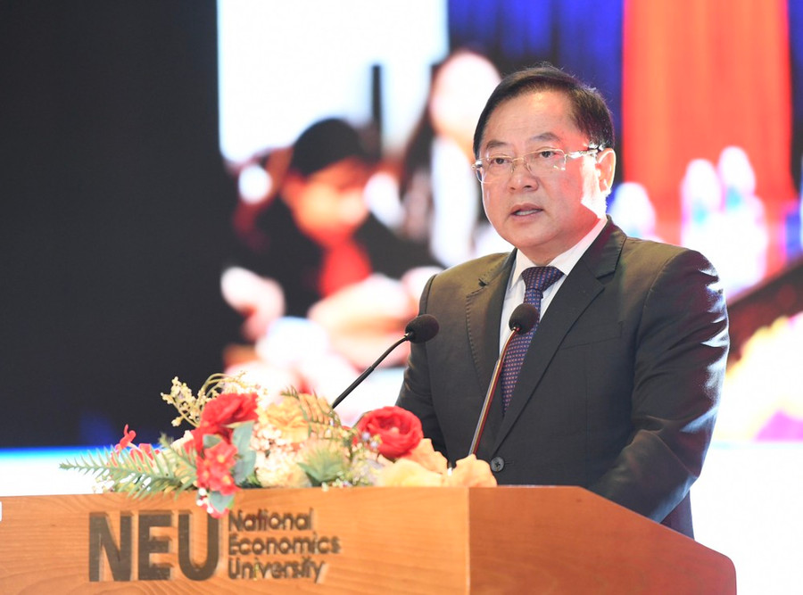 Nhà báo Lê Xuân Sơn phát biểu tại chương trình.