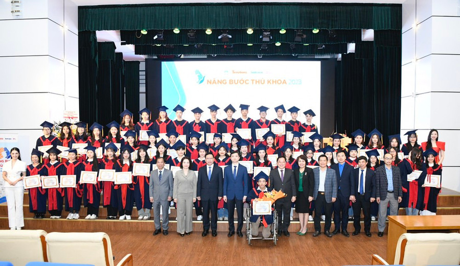 120 sinh viên được nhận học bổng &apos;Nâng bước thủ khoa&apos;.