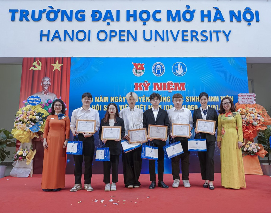 PGS.TS Nguyễn Mai Hương, Chủ tịch Hội đồng trường và PGS.TS Nguyễn Thị Nhung, Hiệu trưởng trường Đại học Mở Hà Nội trao khen thưởng tới các bạn sinh viên