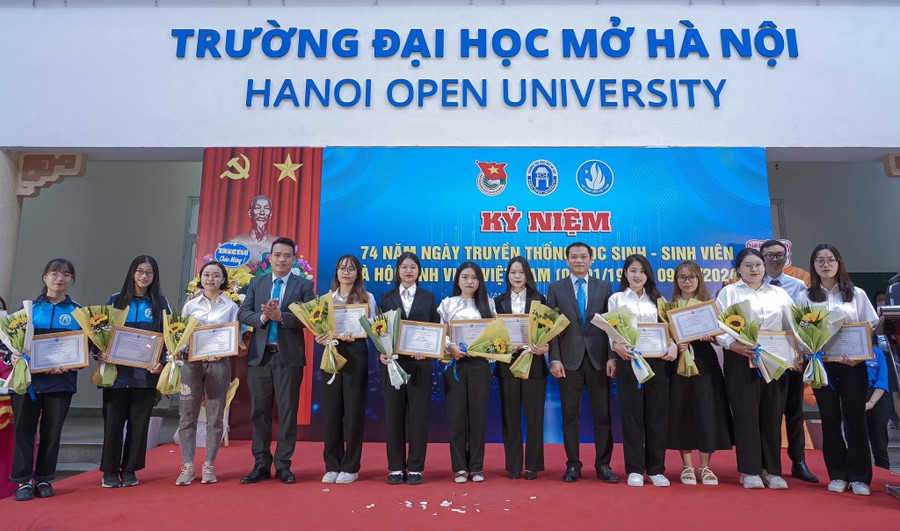 Các sinh viên đạt danh hiệu &quot;Sinh viên 5 tốt&quot; được tuyên dương.