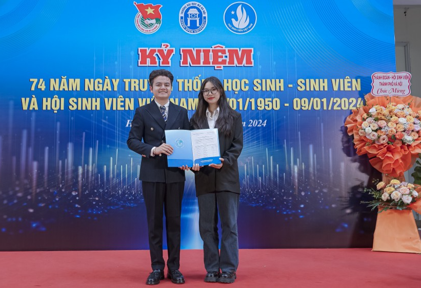 ThS Trần Ngọc Anh, Chủ tịch Hội Sinh viên trường Đại học Mở Hà Nội trao quyết định thành lập Câu lạc bộ Karatedo sinh viên nhà trường.
