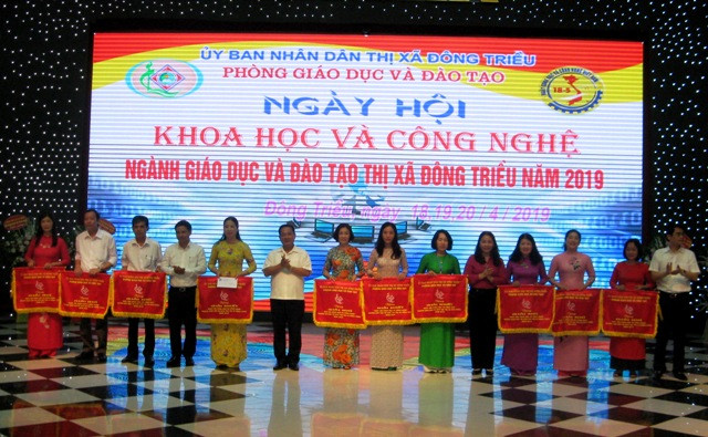 Khen trưởng cho các nhà trường có thành tích cao.