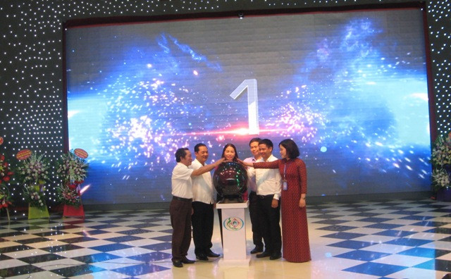 Các quan khách ấn nút khai trương cổng tuyển sinh trực tuyến.