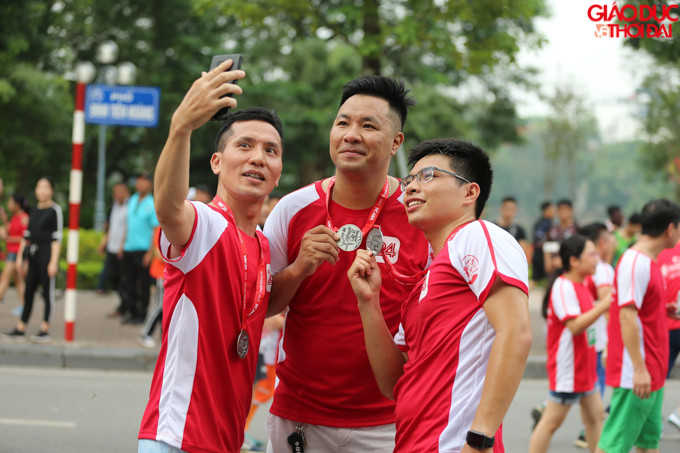 Mỗi thành viên tham gia sẽ phải hoàn thành 2 vòng chạy quanh Hồ Gươm với tổng chiều dài là 3,5km.