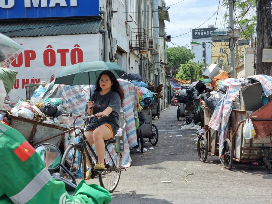 Rác thải chất đống tại nhiều tuyến phố.