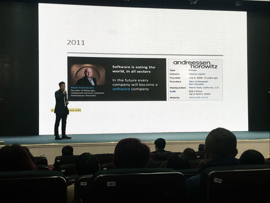 GS.TS David (Đức) Trần trình bày về ứng dụng của công nghệ chuỗi khối trong các lĩnh vực của nền kinh tế, vai trò của công nghệ chuỗi khối trong chuyển đổi số.