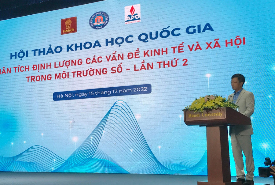 Phó Hiệu trưởng Trường ĐH Hà Nội Lương Ngọc Minh, nhấn mạnh tầm quan trọng của việc phân tích định lượng các vấn đề kinh tế và xã hội trong môi trường số.