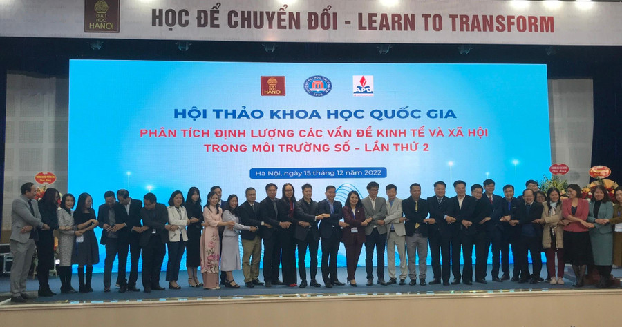 Các diễn giả tại Hội thảo khoa học “Phân tích định lượng các vấn đề kinh tế và xã hội trong môi trường số”.