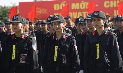 Nữ sinh Học viện Cảnh sát nhân dân