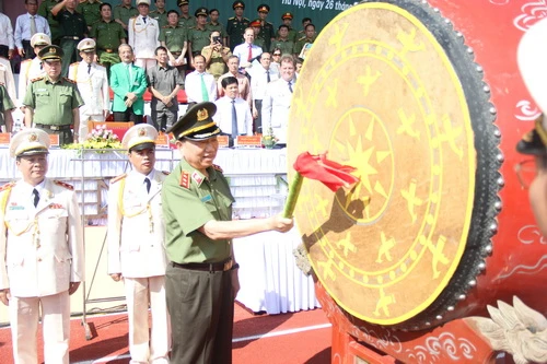 Thượng tướng, GS.TS Tô Lâm - Bộ trưởng Bộ Công an - đánh trống khai giảng năm học mới 2017-2018 của Học viện Cảnh sát nhân dân