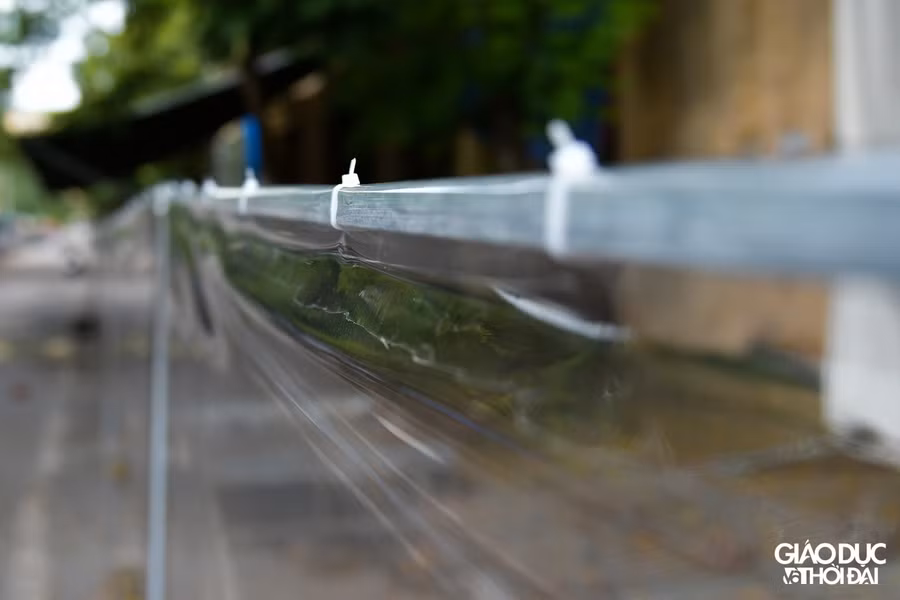 Cùng với đó từ ngày 17/8, BQL chợ đã lắp tấm chắn giọt bắn tại mỗi ki-ốt, điểm kinh doanh.