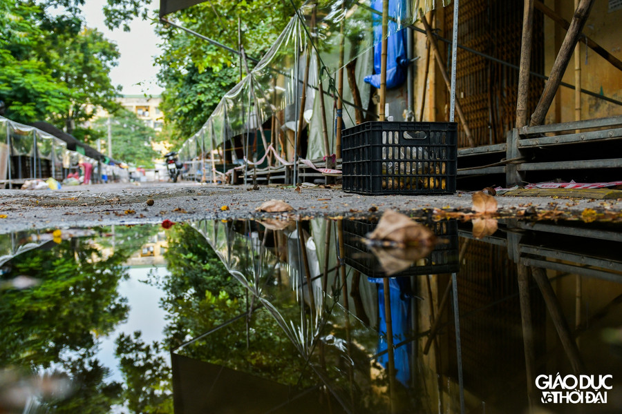 Sau 11 giờ và trong buổi chiều, chợ sẽ đóng cửa, dừng toàn bộ các hoạt động bán buôn, bán lẻ hàng hóa để vệ sinh môi trường, khử khuẩn.