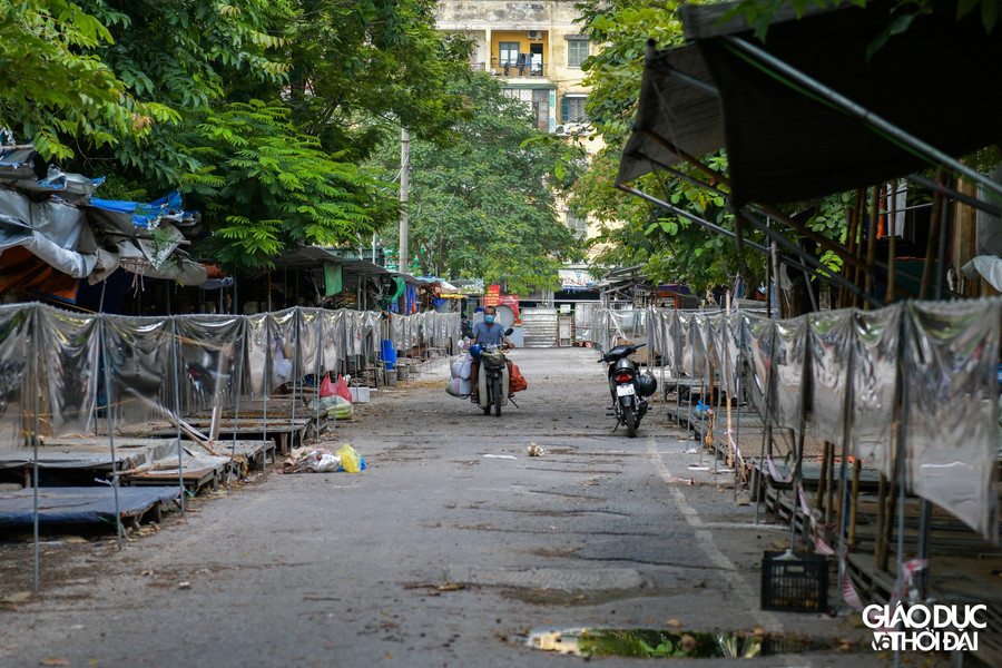 Cũng theo BQL chợ, chợ chỉ hoạt động từ 0 giờ - 11 giờ, trong đó: Từ 0 giờ - 5 giờ 30 phút là thời gian khách mua buôn được vào chợ mua bán, trao đổi hàng hóa. Từ 5 giờ 30 phút - 11 giờ là thời gian khách mua lẻ phục vụ sinh hoạt gia đình hàng ngày.