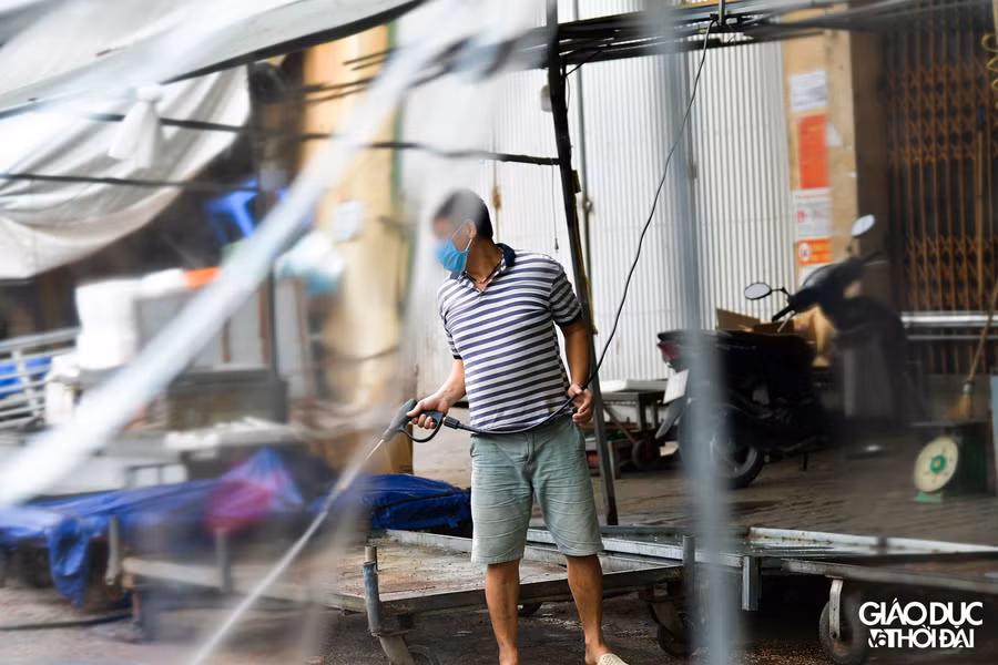 Trong những ngày trước khi mở cửa lại chợ, nhiều tiểu thương sau khi xét nghiệm xong đã tranh thủ dọn dẹp vệ sinh gian hàng của mình.