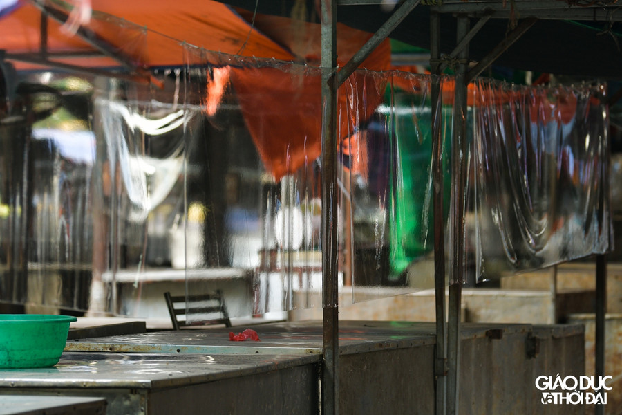 Đối với người dân vào chợ mua hàng phải xuất trình “Thẻ đi chợ” để kiểm soát và phục vụ công tác truy vết khi phát sinh các việc liên quan.