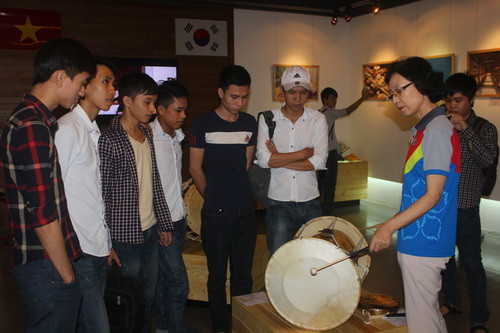 Dạy tiếng Hàn Quốc cho học sinh, sinh viên một cách linh hoạt, sinh động hơn tại TT Văn hóa giáo dục Việt Nam – Hàn Quốc Dạy tiếng Hàn Quốc cho học sinh, sinh viên một cách linh hoạt, sinh động hơn tại TT Văn hóa giáo dục Việt Nam – Hàn Quốc