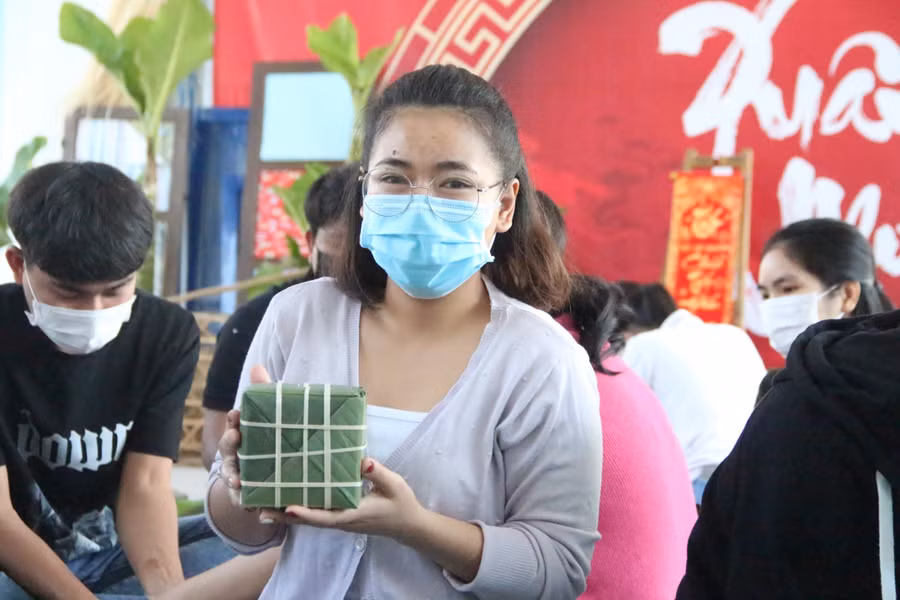 Lưu học sinh tự tay gói bánh chưng trong dịp Tết Nguyên đán tại Việt Nam.
