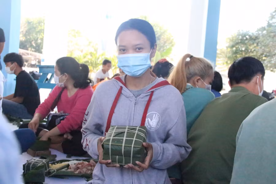 Phanthavone Manihang tự tay gói những chiếc bánh chưng để đón Tết Việt.