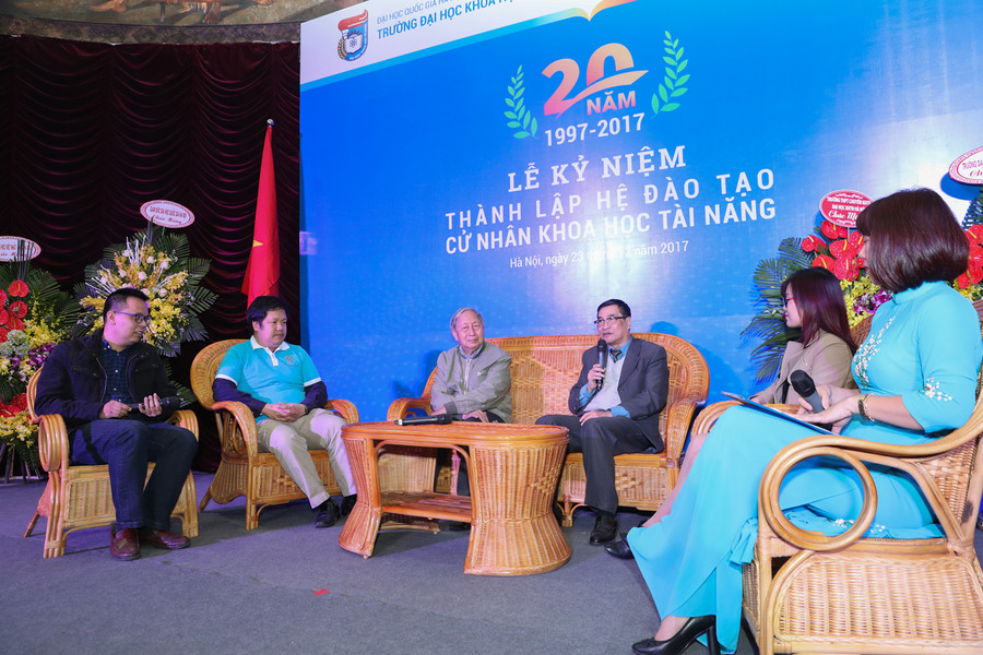 Các thế hệ lãnh đạo và sinh viên giao lưu tại buổi lễ