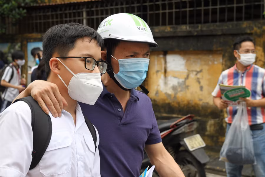 Theo đánh giá của một số thí sinh, đề thi Toán và Lịch sử được đánh giá là vừa tầm, bám sát nội dung trong chương trình học. Lương Thu G. (một thí sinh tham gia kỳ thi tuyển sinh vào lớp 10) cho biết: "Nhìn chung đề thi được đánh giá là "dễ chịu". Đề thi môn toán có những câu hỏi phân loại khá hay. Trong khi đó, đề thi lịch sử kiến thức bao quát, đòi hỏi thí sinh như chúng em phải có kiến thức chắc, đa dạng về các giai đoạn lịch sử".