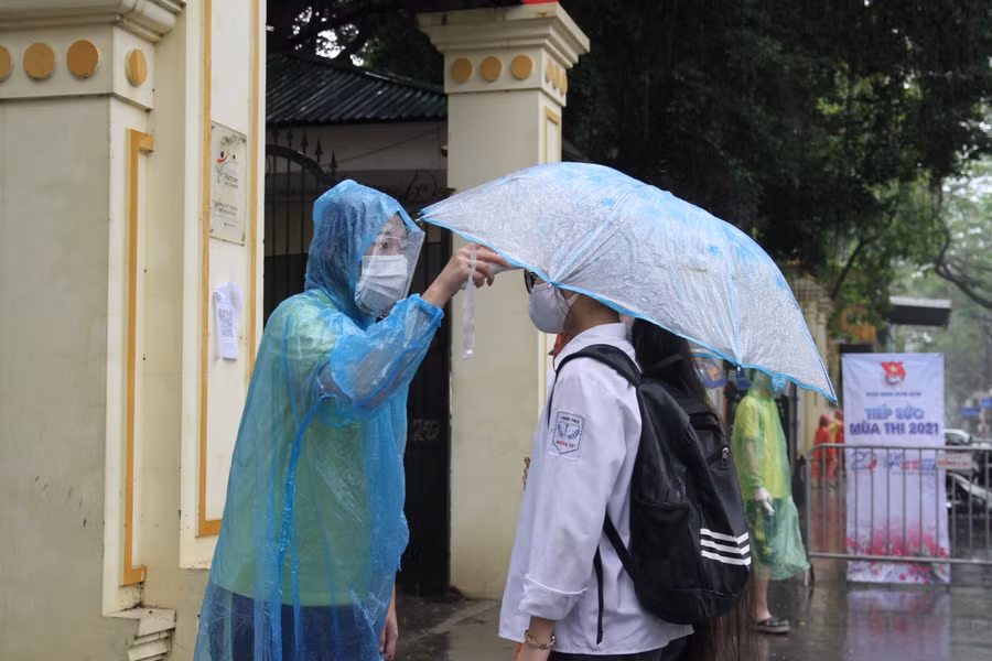 Tuy nhiên, để đảm bảo kỳ thi tuyển sinh vào lớp 10 diễn ra an toàn trong thời điểm dịch Covid-19 đang diễn biến phức tạp, công tác kiểm tra thân nhiệt, khử trùng vẫn thực hiện nghiêm túc.