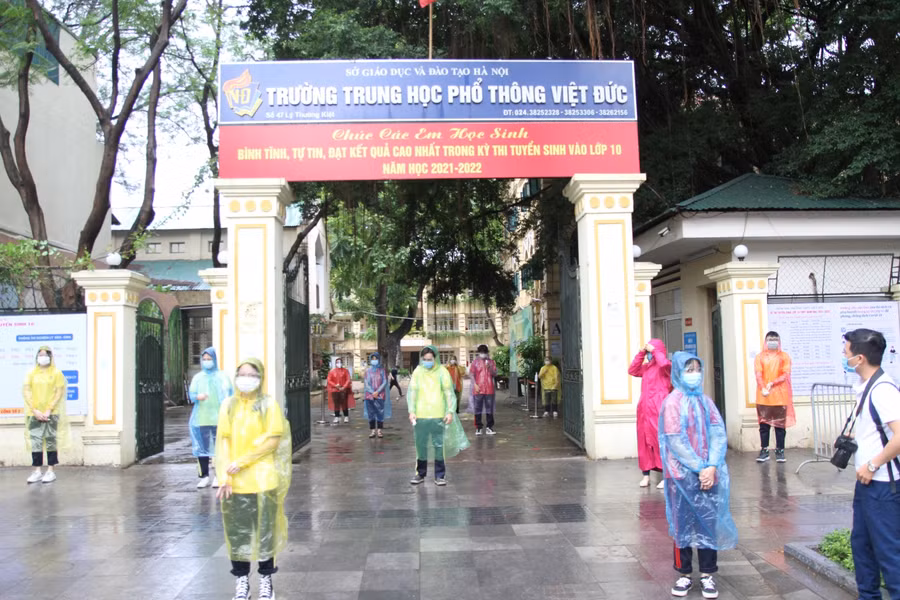 Sáng ngày 13/6, thí sinh dự thi kỳ thi tuyển sinh lớp 10 bước vào ngày thi thứ 2 với 2 môn thi là Toán và Lịch Sử. Ghi nhận tại điểm thi trường THPT Việt Đức (Hoàn Kiếm, Hà Nội), công tác chuẩn bị cho ngày thi thứ 2 đã được hoàn tất và bắt đầu đón thí sinh dự thi.