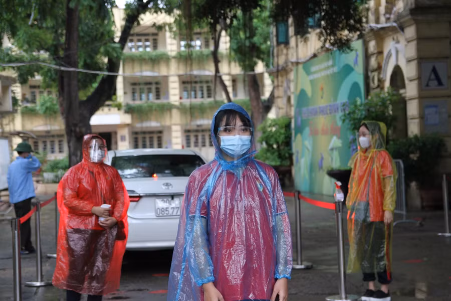 Điểm thi tại trường THPT Việt Đức đón thi sinh dự thi kỳ thi tuyển sinh lớp 10 tại 2 cổng vào trường. Đội ngũ tình nguyện viên được bố trí tại các cổng vào để làm công tác hướng dẫn, đo thân nhiệt cho các thí sinh cũng như những người có nhiệm vụ tại điểm thi.