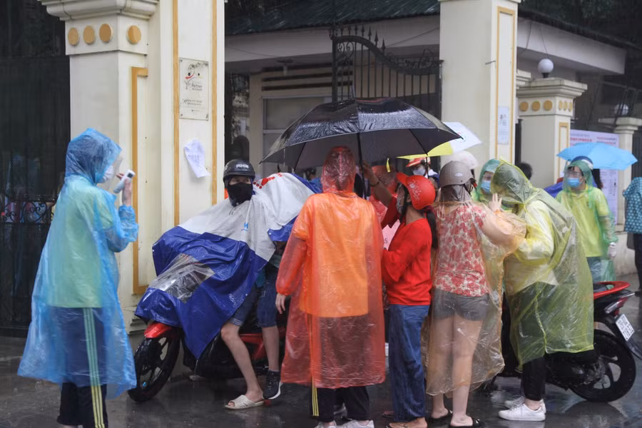 Mưa lớn khiến việc đưa đón, làm công tác phòng chống dịch cho các thí sinh tại điểm thi trường THPT Việt Đức gặp nhiều khó khăn.