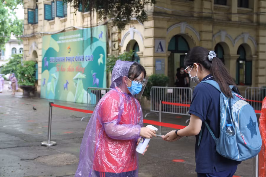 Việc thực hiện sát khuẩn tay trước khi vào điểm thi cũng được tiến hành theo quy định để phòng chống dịch Covid-19.