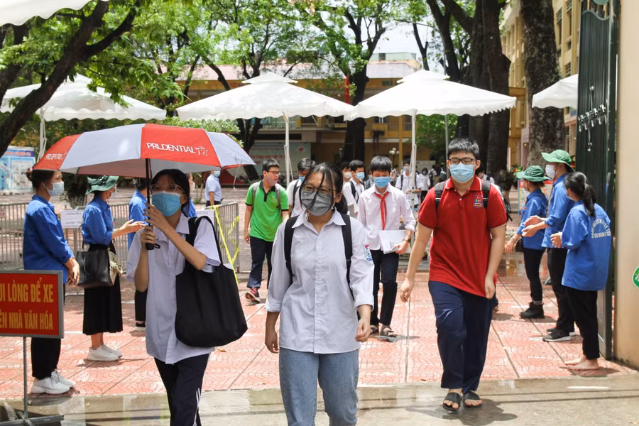 Các thí sinh hoàn thành xong môn thi cuối cùng và rời khỏi điểm thi trong những tiếng vỗ tay chúc mừng của đội ngũ tình nguyện viên và những phụ huynh có mặt bên ngoài địa điểm thi.