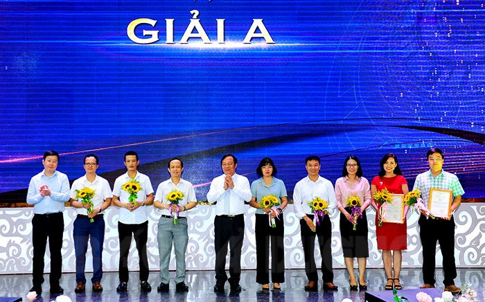Ông Lê Văn Hiệu - Phó Bí thư Thường trực Tỉnh ủy, Trưởng Đoàn Đại biểu Quốc hội tỉnh cùng đồng chí Nguyễn Thanh Lâm, Cục trưởng Cục Báo chí (Bộ Thông tin và Truyền thông) trao giải A cho 2 nhóm tác giả của Báo Hải Dương và Đài Phát thanh-Truyền hình tỉnh. Ông Lê Văn Hiệu - Phó Bí thư Thường trực Tỉnh ủy, Trưởng Đoàn Đại biểu Quốc hội tỉnh cùng đồng chí Nguyễn Thanh Lâm, Cục trưởng Cục Báo chí (Bộ Thông tin và Truyền thông) trao giải A cho 2 nhóm tác giả của Báo Hải Dương và Đài Phát thanh-Truyền hình tỉnh.