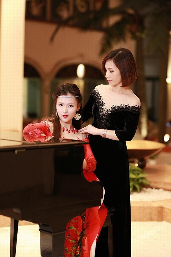 Sau khi tham gia những khóa học của NTK Đỗ Trịnh Hoài Nam, NTK Hiền Vũ đã tự tay làm ra được những sản phẩm mới và chuẩn bị cho ra mắt một thương hiệu áo dài riêng Sau khi tham gia những khóa học của NTK Đỗ Trịnh Hoài Nam, NTK Hiền Vũ đã tự tay làm ra được những sản phẩm mới và chuẩn bị cho ra mắt một thương hiệu áo dài riêng