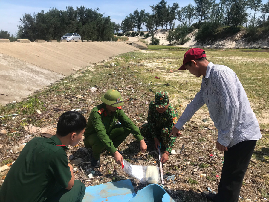 Gói chất rắn nghi ma túy ngư dân Quảng Trị phát hiện.
