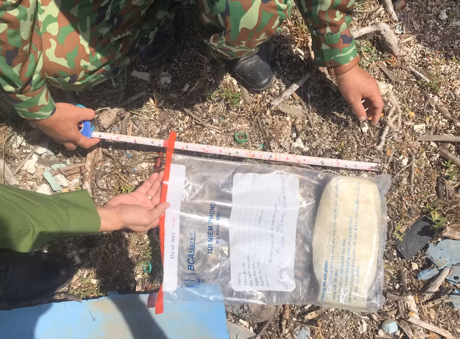 Gói tinh thể màu trắng được ngư dân phát hiện, nghi là ma túy.