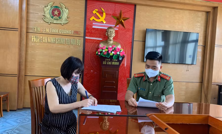 Bà N.T.M. làm việc với cơ quan chức năng. Ảnh: Công an Quảng Ninh.