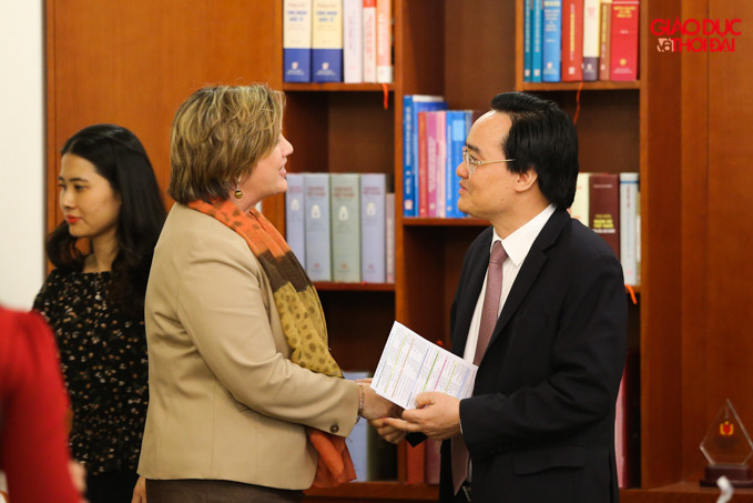 Bộ trưởng Phùng Xuân Nhạ tiếp Trưởng Đại diện UNICEF tại Việt Nam, bà Rana Flowers.