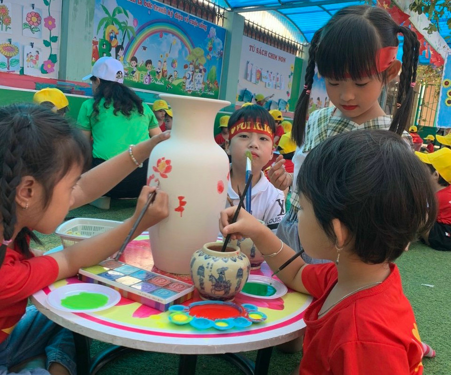 Giáo dục truyền thống thông qua các hoạt động sinh hoạt làng nghề Gốm cổ truyền.