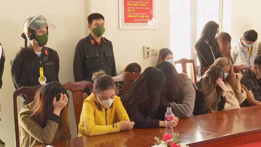 Lực lượng chức năng TP Buôn Ma Thuột tổ chức xét nghiệm ma tuý đối với khách hát karaoke tại quán Song Mã.